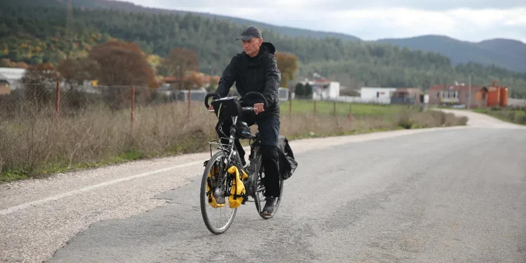 Fahrettin Şener percorre 3.450 km in bicicletta per l'Umrah in 31 giorni