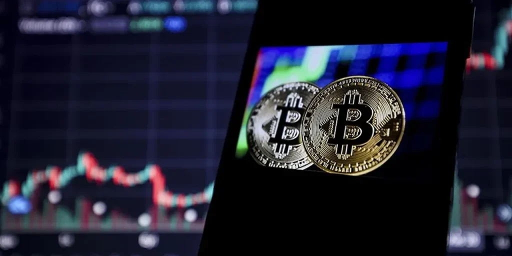 Bitcoin scende al minimo degli ultimi 14 giorni: 85.000 dollari dopo 90.000, flusso di uscita di 313,3 milioni di dollari.