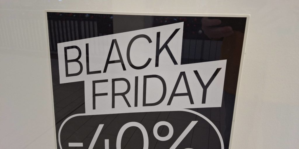 Black Friday e Natale: la vera faccia del consumo di massa e le sue conseguenze nascoste