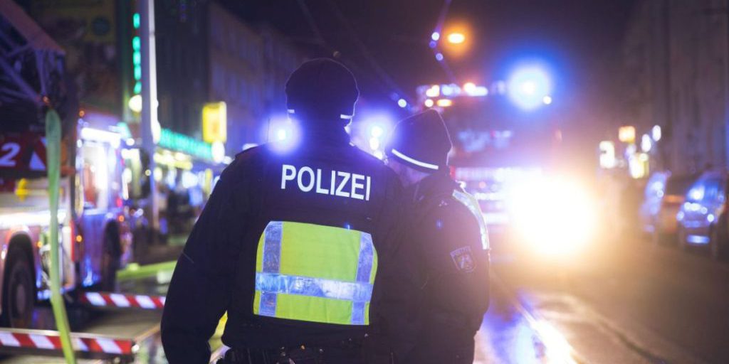 Giovane di 22 anni gravemente ferito per pugnalate in North Rhine‑Westphalia, polizia in cerca dei responsabili