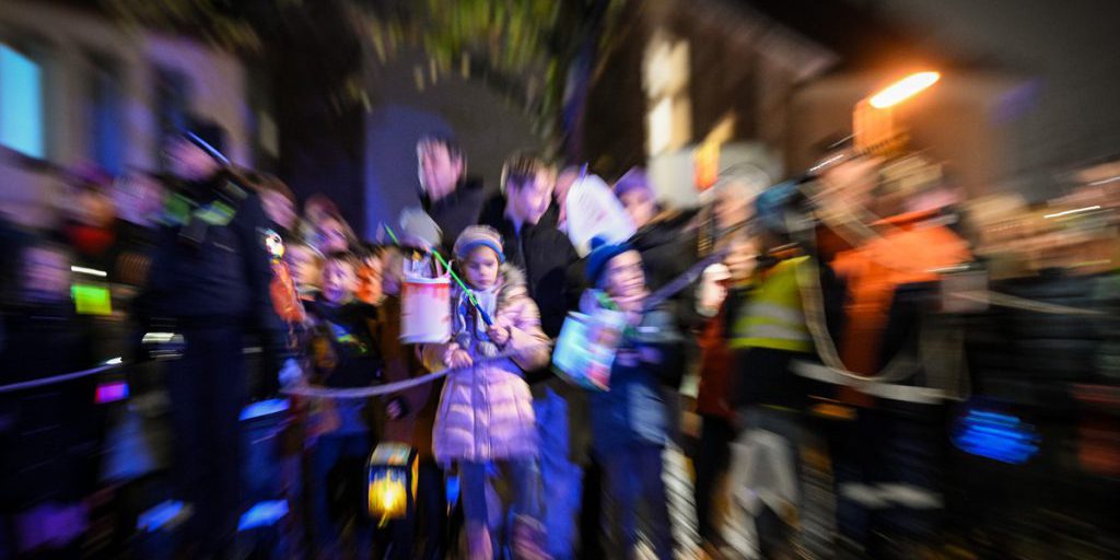 Incidente durante il corteo di San Martino a Bochum: un automobilista sfonda un blocco stradale e trascina un addetto alla sicurezza