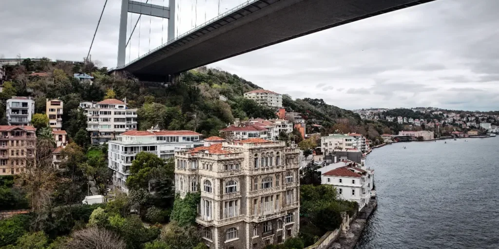 Villa Zeki Paşa Yalısı a Boğaz: 130 anni di storia, 23 camere, in vendita