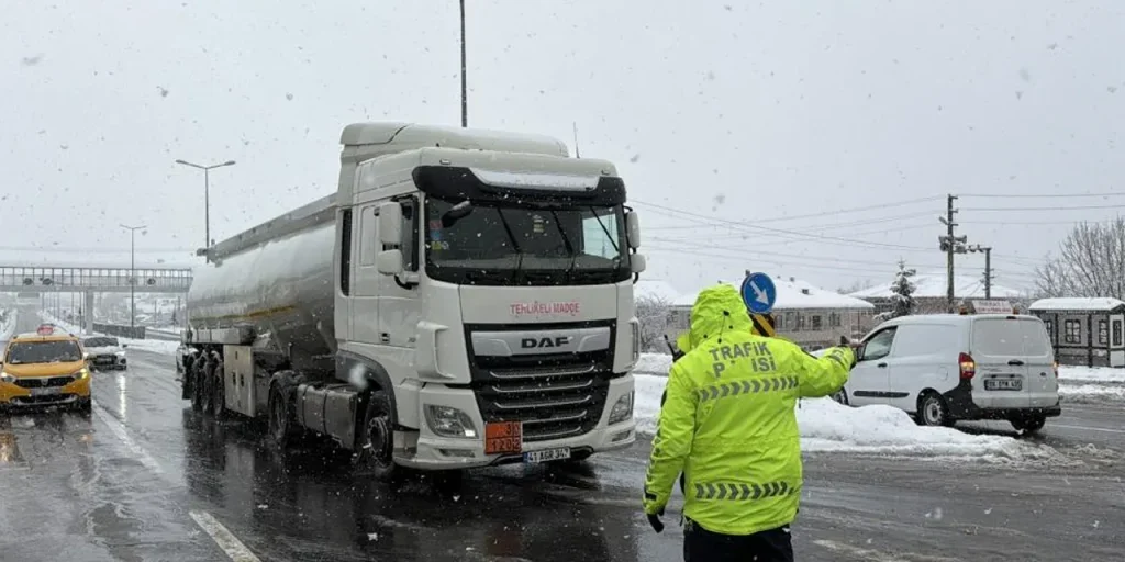 Traffico verso Ankara chiuso per veicoli pesanti a causa della neve a Düzce