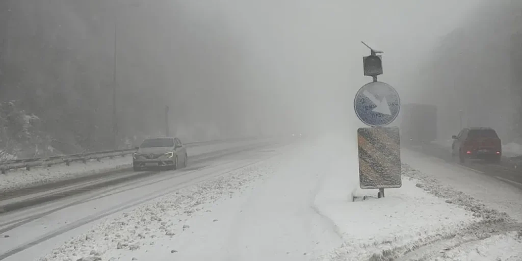 Neve sul Monte Bolu: avviso alle auto per condizioni stradali difficili fino a sera