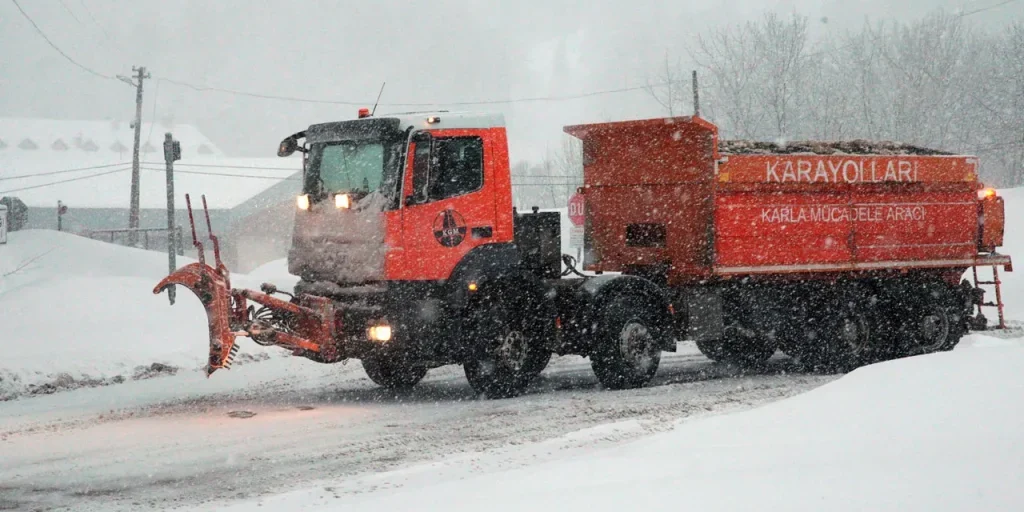 Bolù Dağı: nevicate intense e lavori di spazzamento sulla strada D‑100