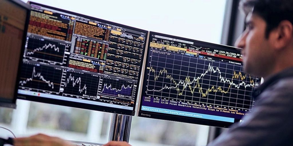 La Borsa di Istanbul registra una leggera flessione a ottobre, con l'indice BIST 100 che chiude a 10.971 punti e una perdita dello 0,37% rispetto al mese precedente, mentre AKSA Enerji e SASA Polyester mostrano le maggiori variazioni 

Introduzione
La Borsa di Istanbul ha registrato una leggera flessione nel mese di ottobre. L'indice BIST 100 ha chiuso a 10.971 punti, con una perdita del -0,37% rispetto al mese precedente.

Le azioni più in aumento e in diminuzione
AKSA Enerji è stata l'azienda con la maggiore crescita nell'indice BIST 100, con un aumento del 39,48% nel mese di ottobre. Al contrario, SASA Polyester ha registrato la maggiore perdita, con un calo del -18,13%.

Prospettive future
L'indice BIST 100 è attualmente sotto osservazione per superare la soglia psicologica e tecnica di 11.000 punti. La prossima settimana saranno pubblicati i dati sull'inflazione di ottobre e il 4° Rapporto sull'inflazione, che saranno attentamente monitorati.

Approfondimento
La performance della Borsa di Istanbul nel mese di ottobre è stata influenzata da vari fattori, tra cui la situazione economica globale e le decisioni delle autorità monetarie. La crescita di AKSA Enerji e la perdita di SASA Polyester riflettono le dinamiche specifiche di questi settori.

Possibili Conseguenze
La leggera flessione della Borsa di Istanbul potrebbe avere implicazioni per gli investitori e l'economia turca. La pubblicazione dei dati sull'inflazione e del Rapporto sull'inflazione potrebbe influenzare le decisioni di investimento e le strategie economiche.

Opinione
Non è possibile esprimere un'opinione oggettiva sui dati di mercato, poiché essi riflettono le dinamiche complesse dell'economia globale. Tuttavia, è importante notare che la Borsa di Istanbul rimane un mercato importante e dinamico, con opportunità di crescita e di investimento.

Analisi Critica dei Fatti
I dati sulla performance della Borsa di Istanbul nel mese di ottobre sono basati su fonti ufficiali e riflettono la realtà del mercato. La crescita di AKSA Enerji e la perdita di SASA Polyester sono fatti verificabili e non possono essere interpretati come opinioni o speculazioni.

Relazioni con altri fatti
La performance della Borsa di Istanbul è influenzata da fattori economici globali e nazionali. La situazione economica globale, le decisioni delle autorità monetarie e le dinamiche dei settori specifici possono influenzare i mercati azionari.

Contesto storico
La Borsa di Istanbul ha una storia lunga e complessa, con periodi di crescita e di recessione. La sua performance è influenzata da fattori storici, economici e politici, che possono variare nel tempo.

Fonti
La fonte di questo articolo è Dunya. I dati sulla performance della Borsa di Istanbul sono basati su fonti ufficiali e possono essere verificati attraverso i canali ufficiali della Borsa di Istanbul.