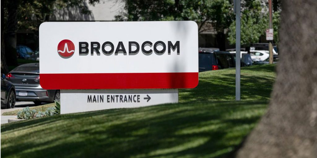 Broadcom supera le aspettative: crescita trainata dall'Intelligenza Artificiale e acquisizioni strategiche
