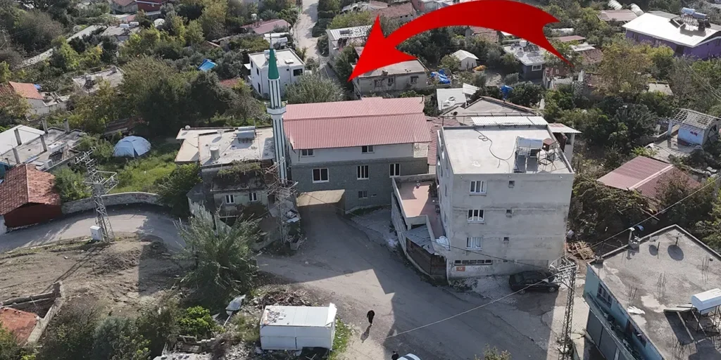 Sotto la moschea di Hatay, Turchia, passa una strada larga 6 metri