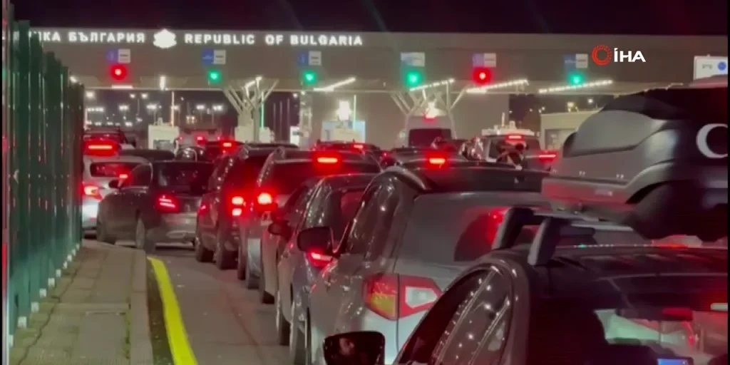 Bulgari fanno acquisti di Capodanno a Edirne: fila lunga alla frontiera