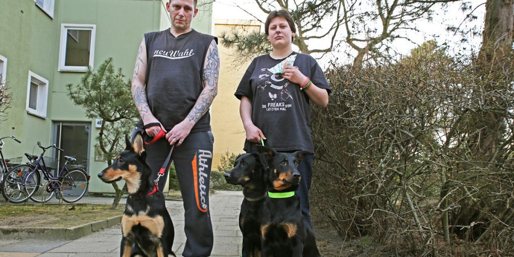 Julia e Daniel ricevono sussidio statale e si dedicano ai loro tre cani