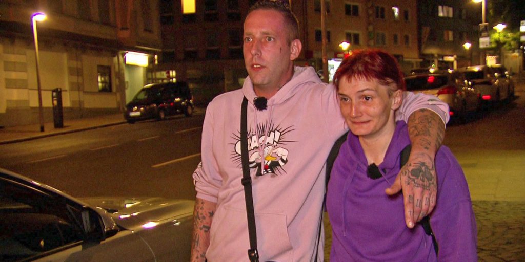 Carola e Chris celebrano un incontro dopo anni di assistenza sociale Hartz 4 e Bürgergeld