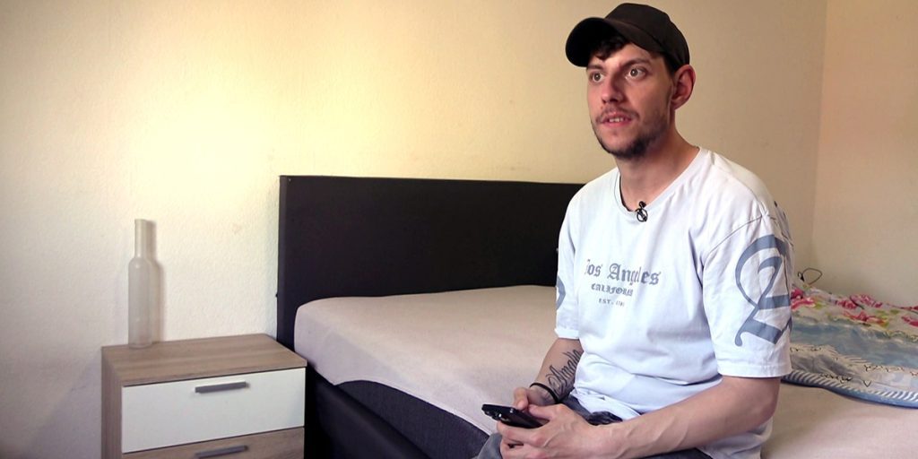 Pascal, beneficiario del Bürgergeld, subisce attacchi sui social e decide di monetizzare la sua esperienza