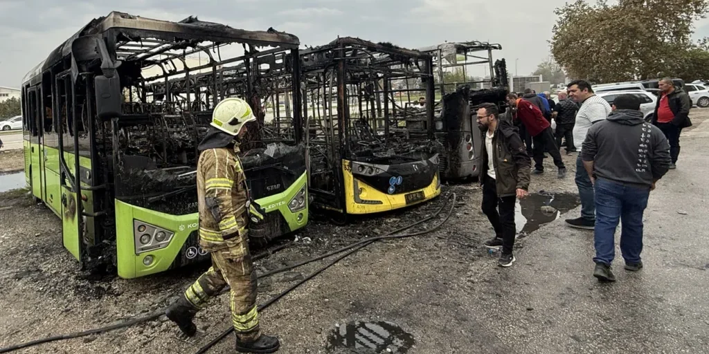 Tre autobus pubblici in fiamme durante la manutenzione a Bursa, in Osmangazi.