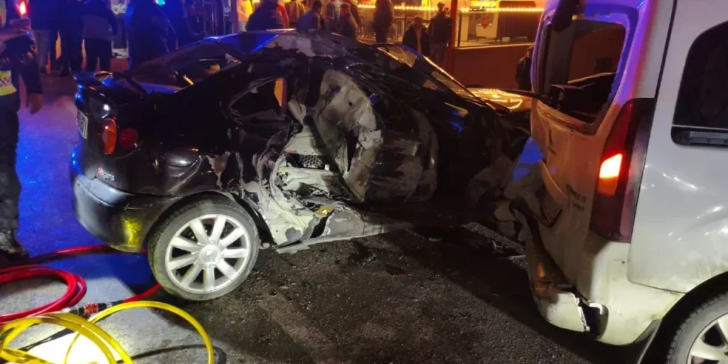 Incidente a Bursa: veicolo colpisce auto parcheggiate, un ferito grave e quattro lievi