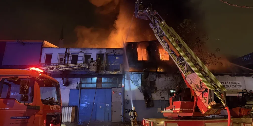 Incendio in laboratorio di stampi in plastica a Bursa, fiamme si propagano a negozio adiacente