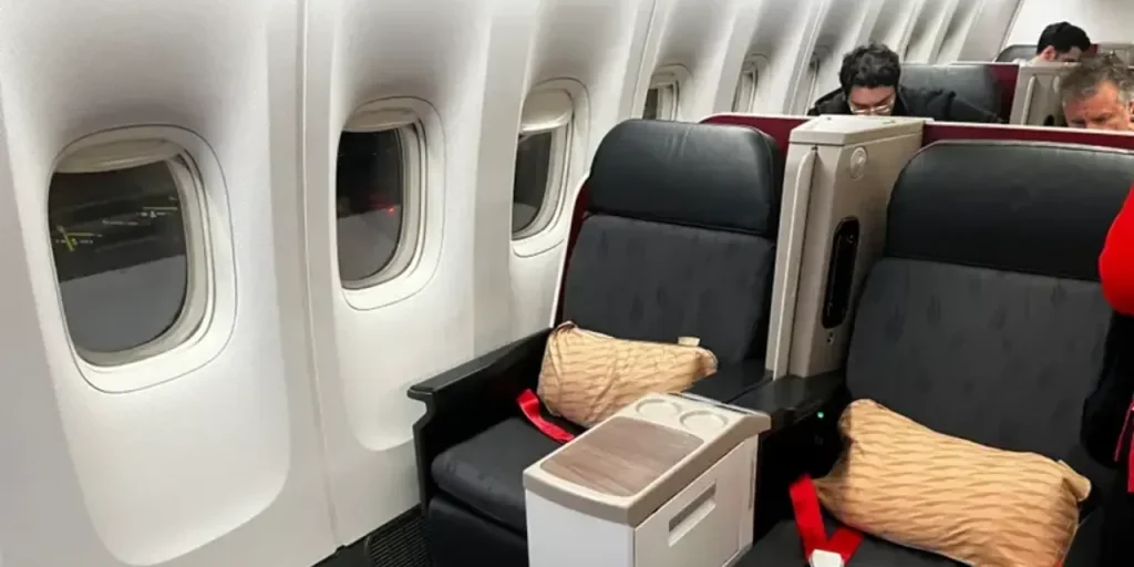 Passeggero di Singapore Airlines arrestato per tentato furto di valigia da 100.000 dollari.