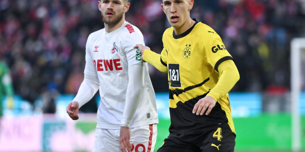Il BVB Affronta una Sfida Cruciale: Due Giocatori Chiave in Dubbio per la Partita contro il Köln

Approfondimento
La situazione sembra essere critica per il BVB, con due giocatori fondamentali che potrebbero non essere disponibili per la partita contro il Köln.

Possibili Conseguenze
La mancanza di questi due giocatori potrebbe avere un impatto significativo sulla partita, mettendo in difficoltà il BVB nella sua corsa per la vittoria.

Opinione
Non è ancora chiaro come il BVB gestirà l'assenza di questi due giocatori, ma è certo che la squadra dovrà trovare una soluzione per colmare il vuoto lasciato dalle loro assenze.

Analisi Critica dei Fatti
La situazione attuale del BVB è critica, ma la squadra ha già dimostrato in passato di essere in grado di adattarsi alle difficoltà e di trovare soluzioni per superare gli ostacoli.

Relazioni con altri fatti
La partita contro il Köln è solo una delle sfide che il BVB dovrà affrontare nella stagione, e la squadra dovrà essere in grado di gestire la pressione e le aspettative per raggiungere i suoi obiettivi.

Contesto storico
Il BVB ha già affrontato situazioni difficili in passato, e la squadra ha sempre dimostrato di essere in grado di reagire e di trovare la forza per superare gli ostacoli.

Fonti
La notizia è stata riportata dal sito Bundesliga.com, che è una fonte attendibile per le notizie sulla Bundesliga.