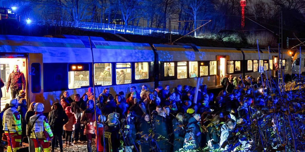 Treno fermo a Dortmund dopo il canto di Natale del BVB: passeggeri in panico