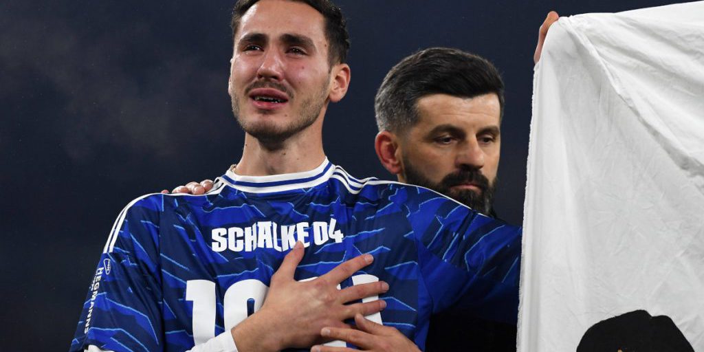 Justin Heekeren piange in onore di un amico defunto dopo la vittoria della sua squadra