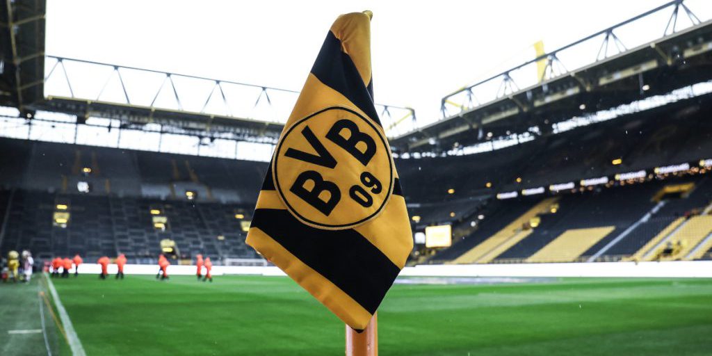 La DFB annuncia una decisione storica per il Borussia Dortmund: cosa significa per i tifosi e il calcio tedesco? 

La decisione della DFB è ufficiale
I tifosi del Borussia Dortmund hanno aspettato con ansia questo momento. La Federazione Tedesca di Calcio (DFB) ha preso una decisione importante, che ora può essere resa pubblica.
Approfondimento
La decisione della DFB è stata attesa con grande interesse dai tifosi del Borussia Dortmund, che sono noti per la loro passione e dedizione alla squadra. La DFB è l'organo di governo del calcio tedesco e le sue decisioni hanno un impatto significativo sullo sport.
Possibili Conseguenze
La decisione della DFB potrebbe avere conseguenze importanti per il Borussia Dortmund e per il calcio tedesco in generale. I tifosi della squadra saranno ansiosi di scoprire come questa decisione influenzerà la loro squadra e il campionato.
Opinione
Non è possibile esprimere un'opinione senza conoscere i dettagli della decisione della DFB. Tuttavia, è chiaro che i tifosi del Borussia Dortmund sono molto interessati a questa notizia e saranno ansiosi di scoprire cosa significa per la loro squadra.
Analisi Critica dei Fatti
La decisione della DFB è un fatto oggettivo, ma la sua interpretazione e il suo impatto possono variare a seconda delle prospettive e degli interessi. È importante analizzare la decisione in modo critico e obiettivo per comprendere le sue implicazioni.
Relazioni con altri fatti
La decisione della DFB potrebbe essere collegata ad altri eventi o decisioni nel mondo del calcio tedesco. È importante considerare il contesto più ampio per comprendere appieno le implicazioni di questa decisione.
Contesto storico
La DFB ha una lunga storia e ha preso molte decisioni importanti nel corso degli anni. La decisione attuale deve essere considerata nel contesto della storia del calcio tedesco e delle decisioni prese in precedenza.
Fonti
La fonte di questa notizia è il sito di notizie sportive https://www.rss-sito.it/dfb-entscheidung-offiziell-bvb-fans-horchen-direkt-auf. Per ulteriori informazioni, si prega di visitare il sito web ufficiale della DFB.