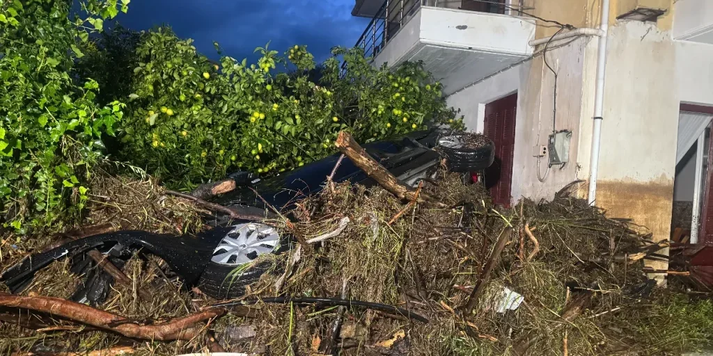 Tempesta Byron in Grecia: alluvioni sommergono strade e chiudono scuole in Attica