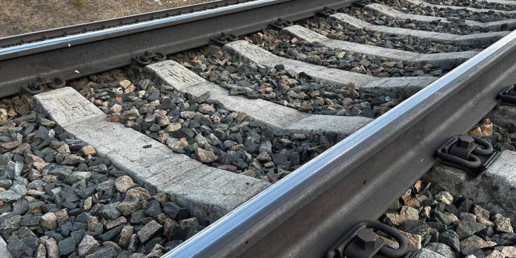 Incidente sul lavoro in Altajskij kraj: un lavoratore ferito da un treno in movimento, indagine in corso