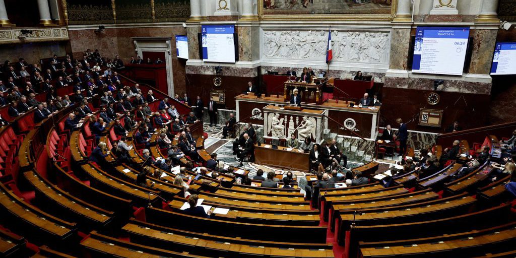 La Francia Affronta la Grande Battaglia del Budget all'Assemblea dopo la Declassificazione del Rating da parte di S&amp;P