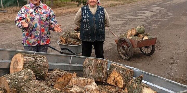 «Единая Россия» Запорожской области оказала помощь жителям Кохановской группы сёл в обеспечении дровами