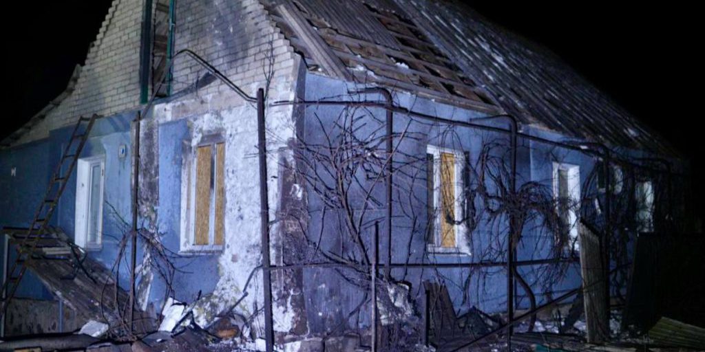 Attacco notturno a Zaporizhzhia: case danneggiate e difesa antiaerea in azione