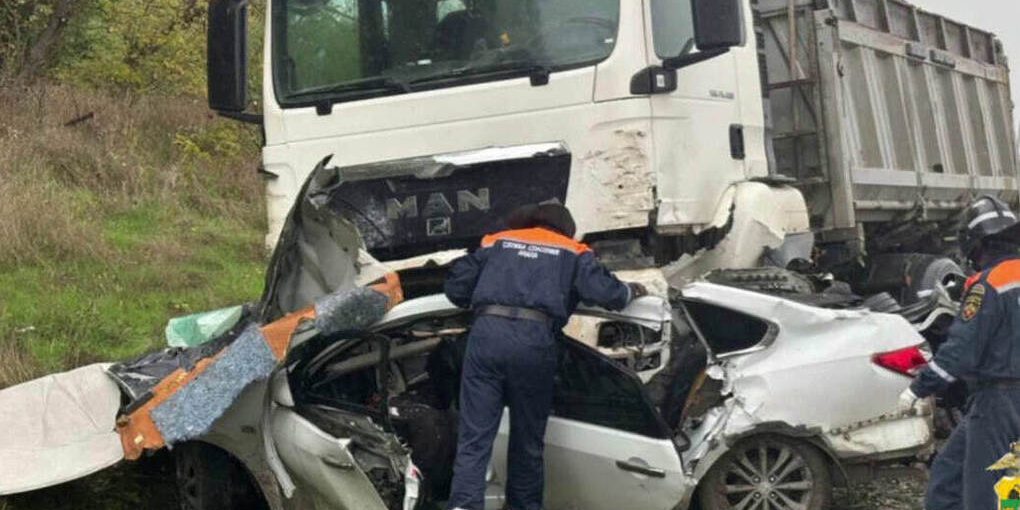 В ДТП с большегрузом в Анапе погибли 3 молодых людей