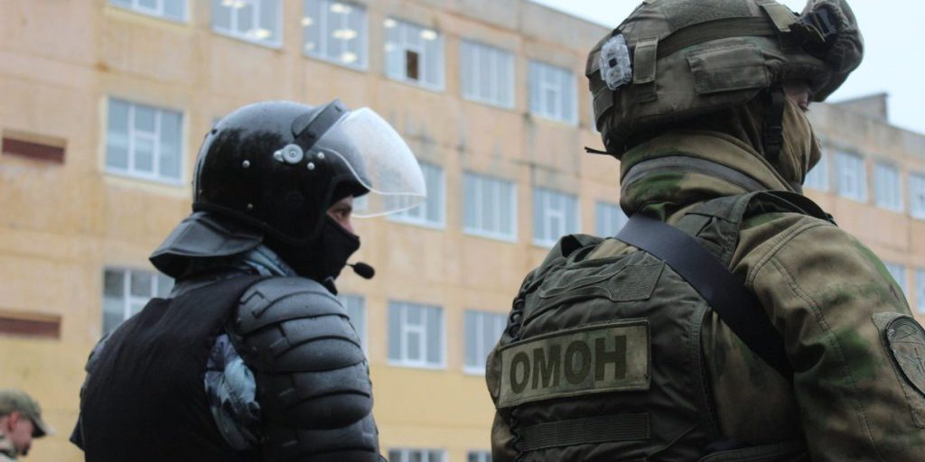 Rosgvardia di Smolensk partecipano alla Giornata del Richiamato per promuovere la difesa nazionale e il servizio militare tra i giovani