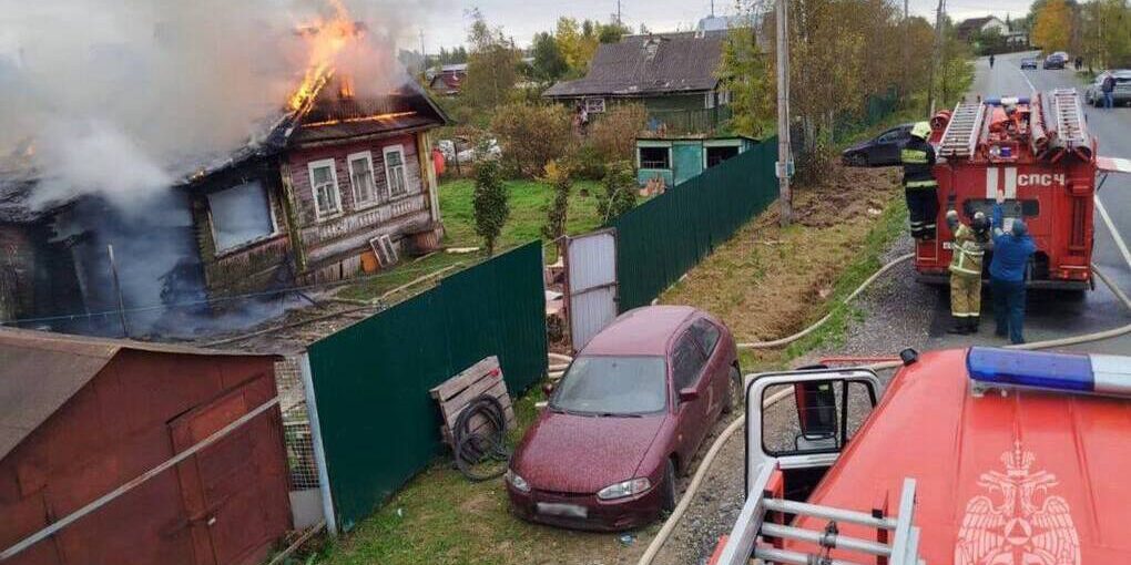 В Новгородском округе пожарные потушили один дом и спасли от огня другой