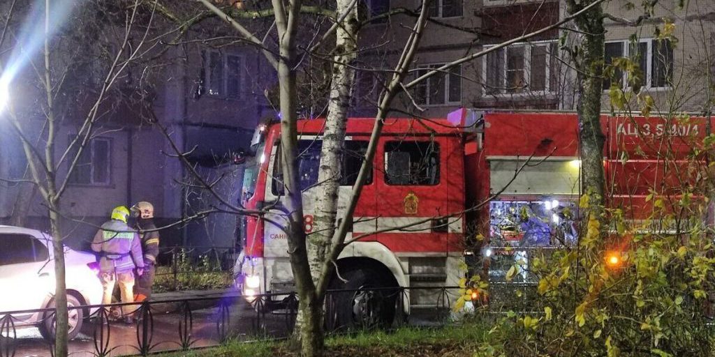 При пожаре в Василеостровском районе эвакуировали 20 человек