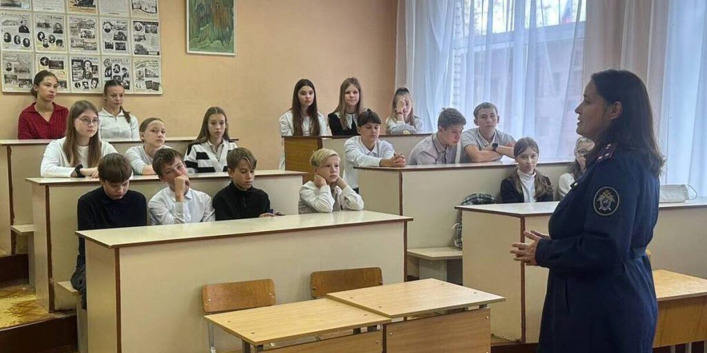 Ispettori del Comitato di Inchiesta Russo Insegnano Criminologia a Studenti di Pskov