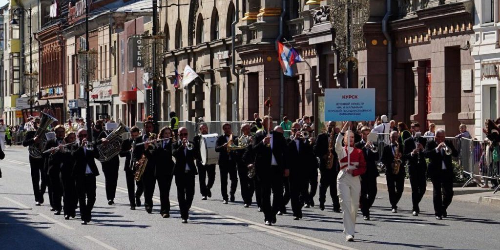 Музыканты Курской филармонии выступили на параде оркестров в Самаре