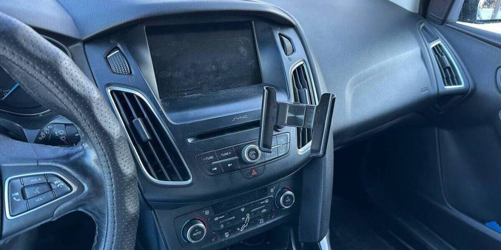 Угонщик авто сбил 10-летнего ребенка во время попытки сбежать в Петербурге