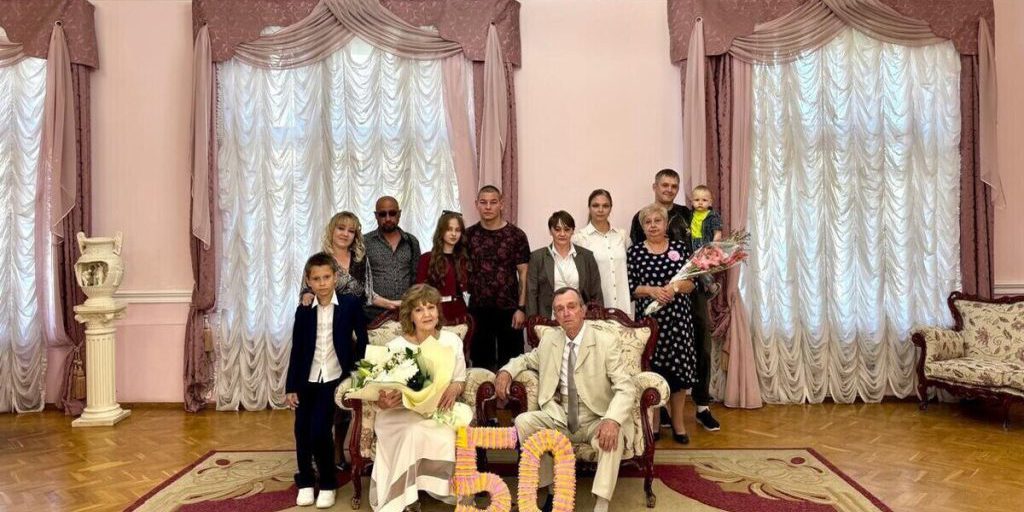 Любовь длиной в полвека — в Тамбове поздравили пару, отметившую "золотую" свадьбу