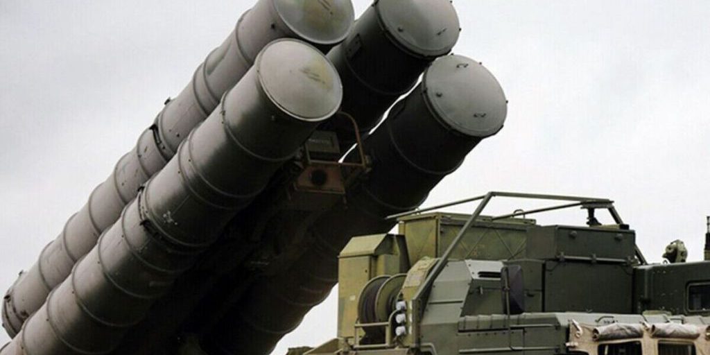 Russia abbatte sei droni ucraini in sei ore, tensioni tra i due paesi in aumento 

Approfondimento
L'evento si è verificato in un contesto di tensione tra la Russia e l'Ucraina, con continue violazioni dello spazio aereo russo da parte di droni ucraini. Le forze di difesa aerea russe hanno dimostrato una notevole efficienza nell'individuare e abbattere questi velivoli.

Possibili Conseguenze
La capacità della Russia di difendere il proprio spazio aereo rappresenta un importante deterrente per future violazioni. Tuttavia, la continua escalation delle tensioni tra i due paesi potrebbe portare a ulteriori scontri e violazioni dello spazio aereo.

Opinione
La questione dei droni ucraini nello spazio aereo russo è un tema molto delicato e complesso. È fondamentale che i due paesi trovino un modo per ridurre le tensioni e garantire la sicurezza dei propri confini.

Analisi Critica dei Fatti
L'abbattimento dei sei droni ucraini rappresenta un successo per le forze di difesa aerea russe, ma anche un segnale di allarme per la comunità internazionale. È importante analizzare le cause profonde di questo conflitto e lavorare per trovare una soluzione pacifica.

Relazioni con altri fatti
Questo evento si inserisce nel più ampio contesto del conflitto tra Russia e Ucraina, che ha visto numerose violazioni dello spazio aereo e scontri tra le forze dei due paesi. È fondamentale considerare la storia e le dinamiche di questo conflitto per comprendere appieno la portata di questo evento.

Contesto storico
Il conflitto tra Russia e Ucraina ha radici storiche profonde e si è intensificato negli ultimi anni. La questione dei droni ucraini nello spazio aereo russo rappresenta solo uno degli aspetti di questo complesso e delicato conflitto.

Fonti
La notizia è stata riportata da TASS, un'agenzia di stampa russa. È importante considerare le fonti e verificare le informazioni per garantire l'accuratezza e l'obiettività della notizia.