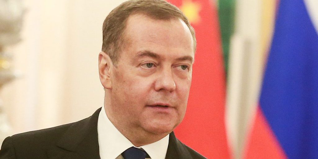 Путин присудил Медведеву орден "За заслуги перед Отечеством" IV степени"