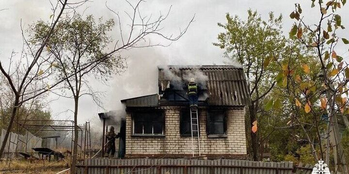 В Северном из-за поджога загорелся жилой дом