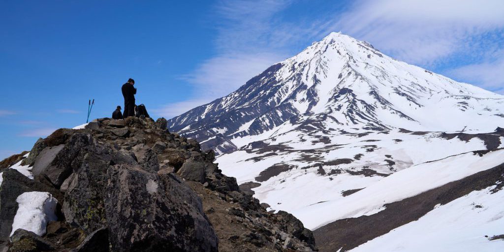 На Камчатке активный вулкан выбросил многокилометровый столб пепла