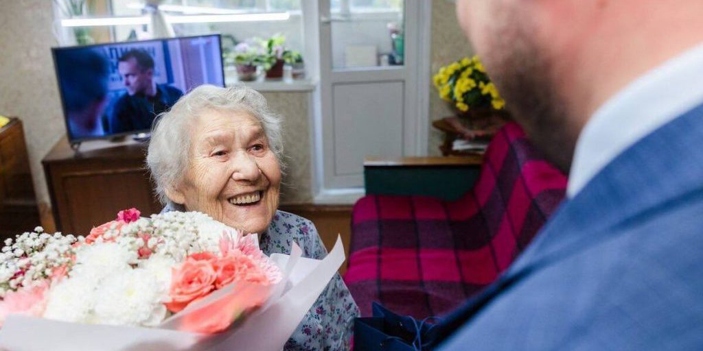 Иван Лебедев поздравил участника Великой Отечественной войны со 109-летием Мурманска