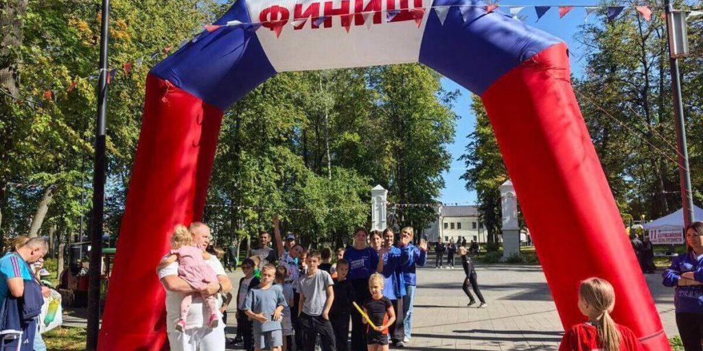 Centinaia di partecipanti al Parco Cross di Serpukhov per promuovere lo sport e la salute all'aperto