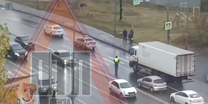 В Пензе на Окружной столкнулись грузовик и полицейский автомобиль