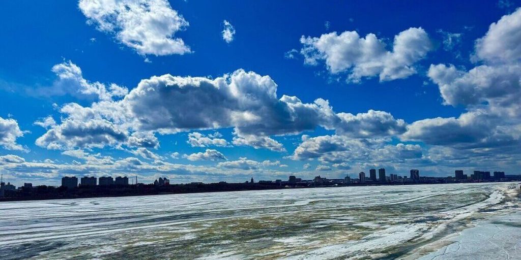 Clima anomalo in Russia: la regione di Vladimir sperimenta una primavera anticipata in ottobre

Approfondimento
La regione di Vladimir, situata nella parte europea della Russia, sta sperimentando un clima insolito per la stagione. Invece della neve attesa per questo periodo dell'anno, la regione sta godendo di un clima primaverile.

Possibili Conseguenze
Questo clima anomalo potrebbe avere conseguenze sulla flora e la fauna locali, poiché le piante e gli animali si preparano per l'inverno in base alle condizioni climatiche attuali. Inoltre, il clima primaverile potrebbe influenzare la produzione agricola e le attività economiche della regione.

Opinione
Non è possibile esprimere un'opinione oggettiva su questo fenomeno, poiché si tratta di un evento climatico che può essere analizzato solo attraverso dati e fatti concreti.

Analisi Critica dei Fatti
L'analisi dei dati climatici mostra che la regione di Vladimir sta sperimentando un clima anomalo, con temperature più alte della media per questo periodo dell'anno. Tuttavia, è importante notare che questo fenomeno potrebbe essere parte di una tendenza più ampia di cambiamento climatico.

Relazioni con altri fatti
Il clima anomalo nella regione di Vladimir potrebbe essere collegato ad altri eventi climatici che si stanno verificando in altre parti del mondo. È importante studiare e analizzare questi fenomeni per comprendere meglio i cambiamenti climatici globali.

Contesto storico
La regione di Vladimir ha una storia di climi estremi, con inverni freddi e estati calde. Tuttavia, il clima anomalo attuale è un evento insolito per la stagione.

Fonti
La fonte di questo articolo è RBC, un sito di notizie russo che fornisce informazioni aggiornate su eventi climatici e altri argomenti di interesse.