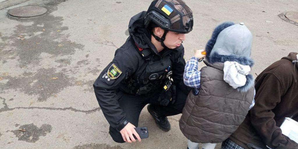 Bambino di 2 anni trovato vivo dopo attacco russo su chiesa in Ucraina, padre e nonno feriti