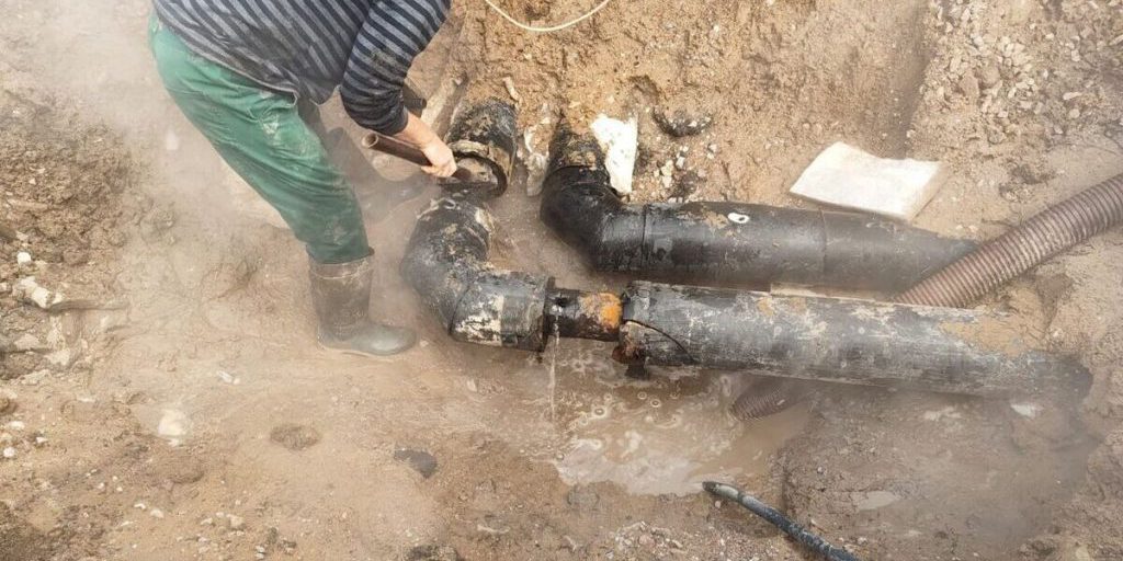 В Пскове оперативно устранили утечку теплосети на улице 1-й Посёлочной