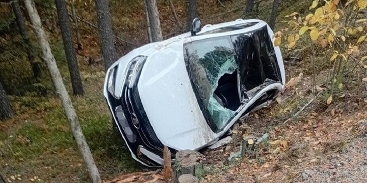 Incidente stradale in Carelia: auto Lada Vesta si ribalta sulla strada, possibile grave conseguenza per i passeggeri