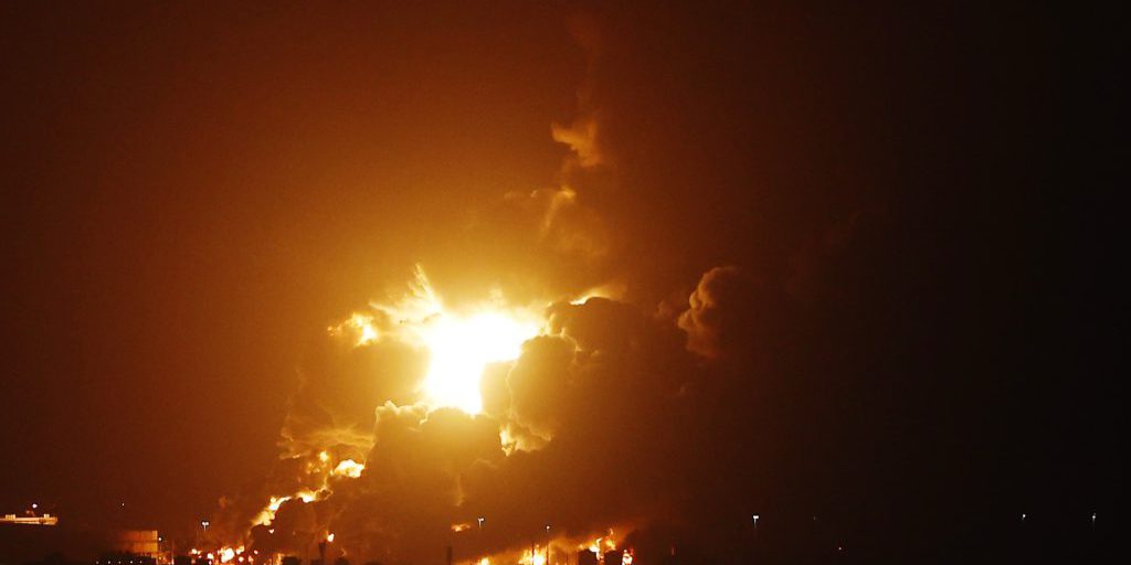 Incendio in una fabbrica di lavorazione del gas in Russia dopo un attacco di droni: le possibili conseguenze per l'economia e la stabilità globale