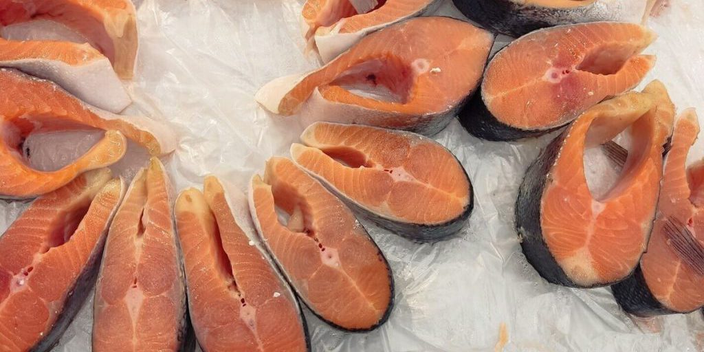 Violazioni nella vendita di prodotti ittici a Kaliningrad: rischi per la salute pubblica e l'economia locale